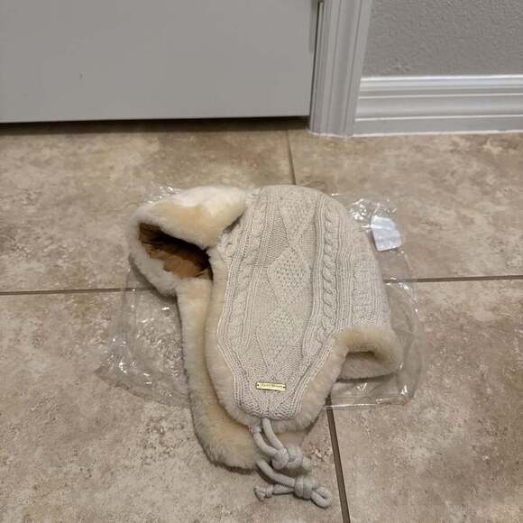 TORY BURCH OATMEAL MELANGE CABLE KNIT TRAPPER GENUINE SHEARLING HAT - Picture 2 of 5